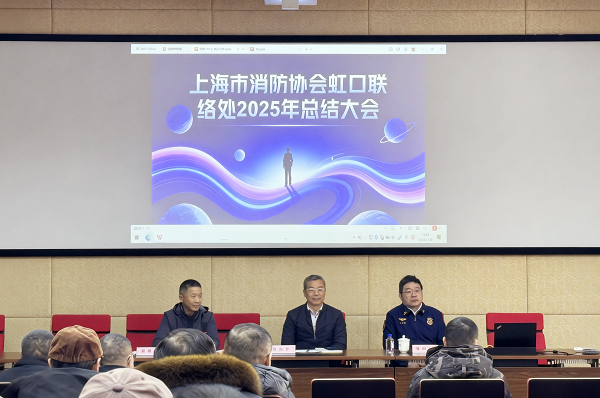 1769674080300752.png jimeng-2026-01-29-3767-将图中站着的男士P到他右边的空位上,让他坐下,左边鼓掌的男士手放下.png